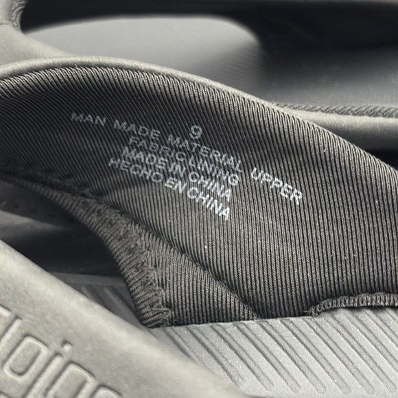 Flojos men’s black cushioned flip flops size 9.  New without tags. - Picture 4 of 5